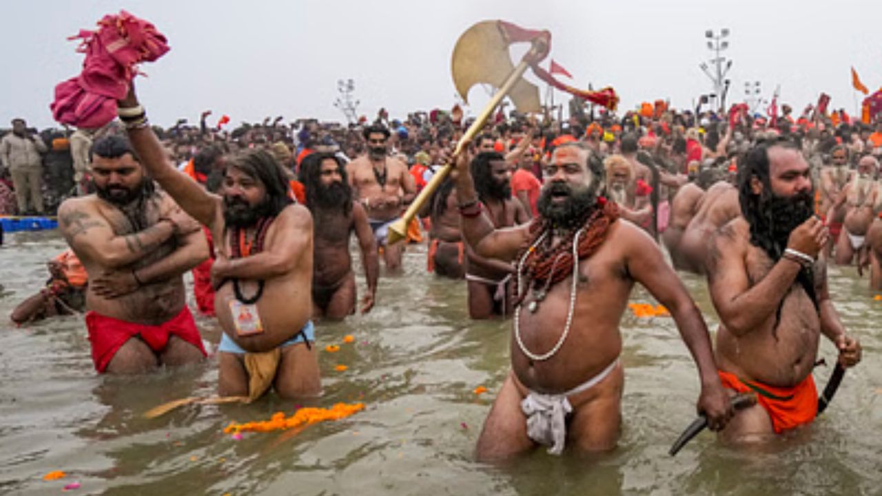 এমনই নানা দৃশ্য ছড়িয়ে ছিটিয়ে রয়েছে গোটা কুম্ভ মেলা জুড়ে। সাধুদের এই কঠোর তপস্যা প্রত্যক্ষ করতেই ছুটে আসছেন বহু মানুষ। গায়ে একটা সুতো নেই, হাতে তরবারি, গদা, ত্রিশূল, ডমরু নিয়ে মহাদেব নাম জপছেন নাগা সাধুরা। 