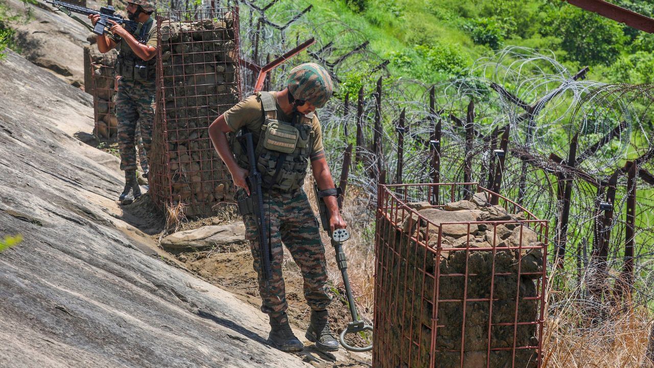 সামরিক দিক থেকে বিশ্বের চতুর্থ শক্তিশালী এই সেনাবাহিনীতেই গত বছর যুক্ত হয়েছে আরও একটি নতুন প্রযুক্তি। জঙ্গি, শত্রুদেশের চোখ রাঙানি থেকে এবার ভারতীয় সেনাকে রক্ষা করবে রোবট।