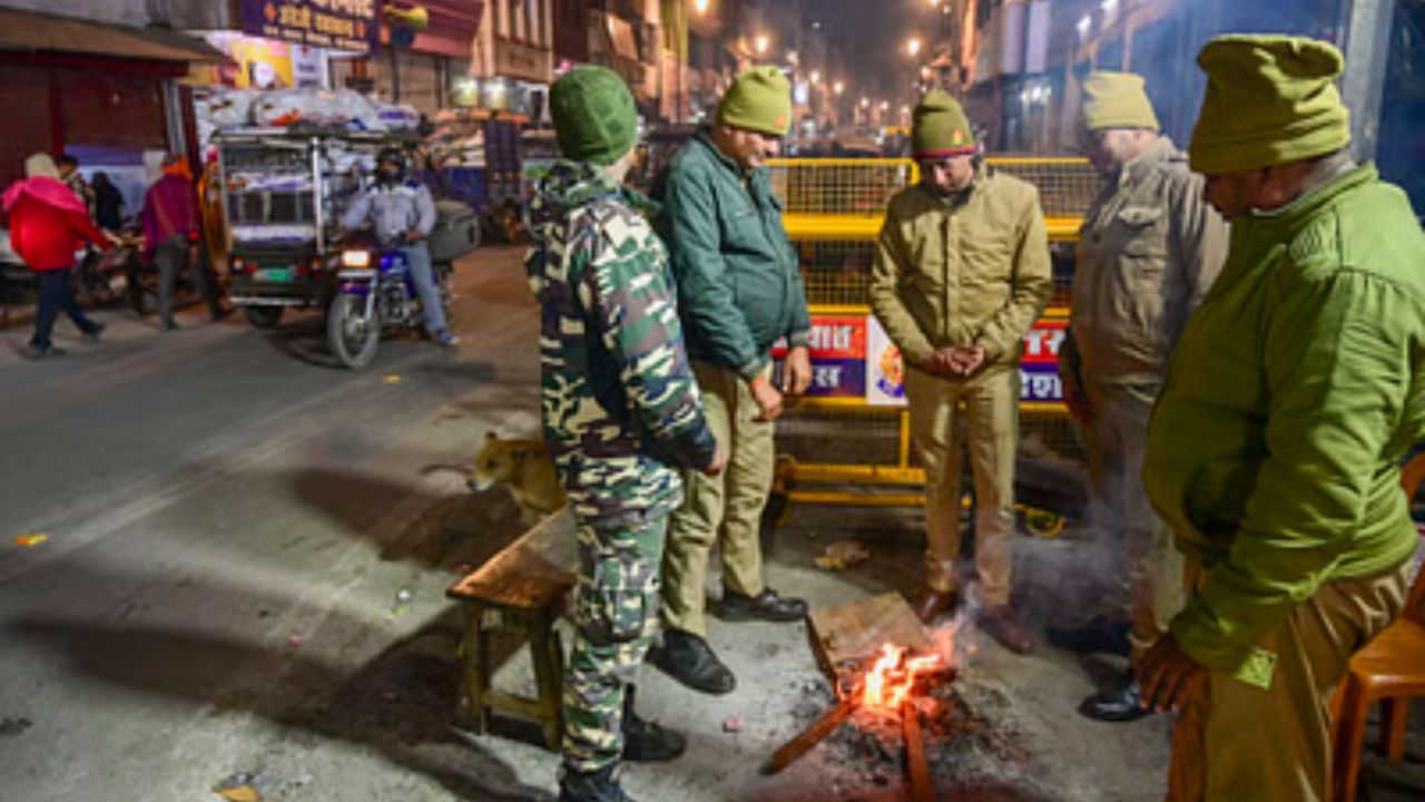 ব্যস, বারুদের বাক্সে আগুনটা পড়েই গেল। যে চাপা      অসন্তোষ এতদিন পুলিশের ভিতরের বিষয় ছিল, তাই লাভার মতো ছড়িয়ে পড়ল চারিদিকে। হই হই কাণ্ড, সরকারি ভাবন জ্বালিয়ে দেওয়া, ভাঙচুর সাঙ্ঘাতিক পরিস্থিতি।  