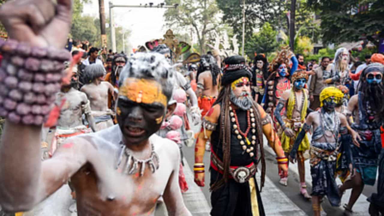 চলছে মহাকুম্ভ, ১৪৪ বছর পরে ফের তৈরি হয়েছে মহাকুম্ভের বিরল যোগ। ১৩ জানুয়ারি থেকে শুরু করে ২৬ ফেব্রুয়ারি পর্যন্ত চলবে মহাকুম্ভ মেলা। সরকারের অনুমান ৪৫ দিনে পড়ায় ৪০ কোটি পুণ্যার্থী আসবেন গঙ্গাস্নান করতে।
