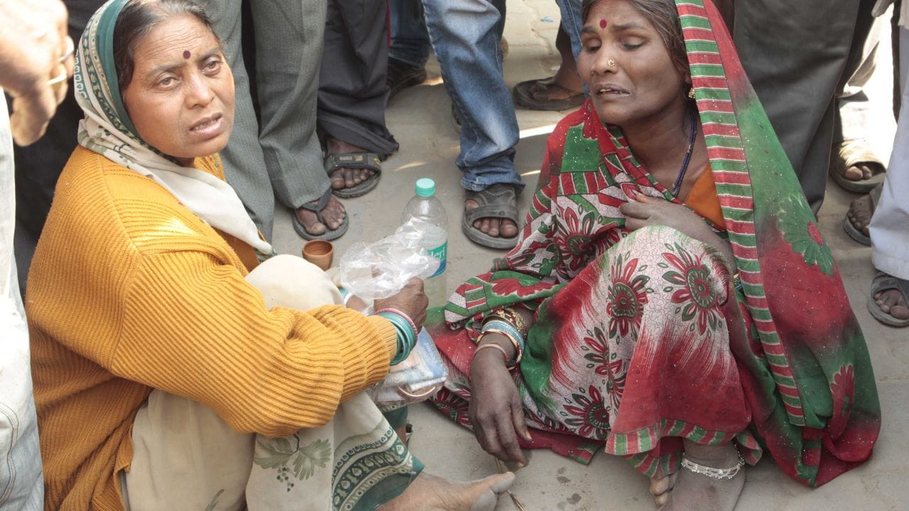 এই ঘটনার ঠিক তিন দশক পরেই আবার একই কাণ্ড। ১৯৮৬ সালে কুম্ভ মেলা আয়োজন হয়েছিল হরিদ্বারে। গিজগিজ ভিড় আর তার মধ্যে সাংসদ-বিধায়কদের নিয়ে কুম্ভে স্নান করতে হাজির উত্তরপ্রদেশের তৎকালীন মুখ্যমন্ত্রী বীর বাহাদুর সিংহ। ফলত, মুখ্যমন্ত্রীর নিরাপত্তায় এলাকা ফাঁকা করতে ব্যস্ত হয়ে পড়েছিল পুলিশ-প্রশাসন। আর সেই ফাঁকেই ঘটে যায় বিপত্তি। পুণ্যস্নান করতে নদীর দিকে ধেয়ে যায় হাজার হাজার পুণ্যার্থী। পদপিষ্ট হয়ে মৃত্যু হয় প্রায় ২০০ জনের।