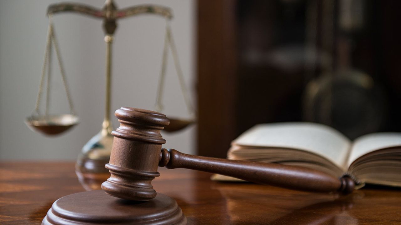 এমতাবস্থায় আদালতের শরণাপন্ন হন বৃদ্ধ শাশুড়ি। উচ্ছেদের আবেদন জানিয়ে এসডিএম আদালতে মামলা করেন শ্বশুরবাড়ির লোকজন। আদালত শ্বশুরবাড়ির লোকজনের আবেদনে সাড়া দিয়ে বাড়ি খালি করার নির্দেশ দেয়। 