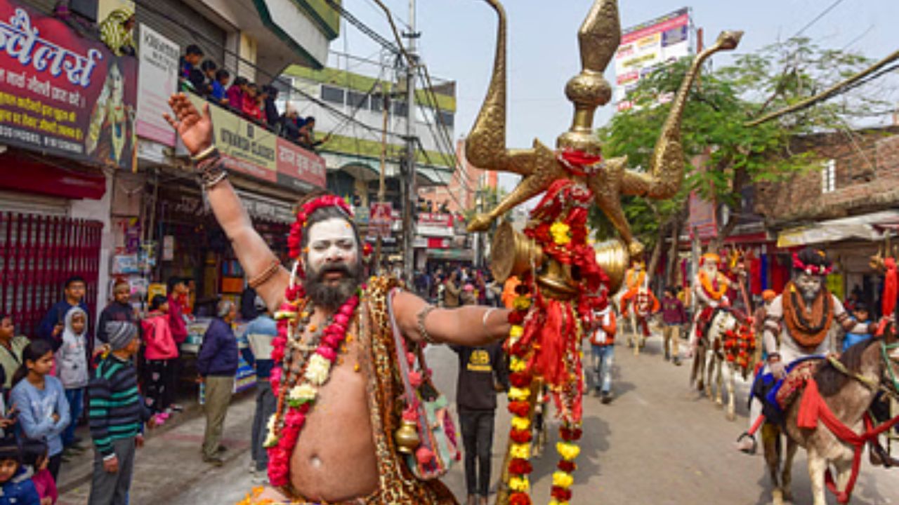 সাধুদের মতোই এঁদের পরিবার, ঘর-সংসারের সঙ্গে কোনও যোগ থাকে না। শ্মশানেই তাঁদের বাস। অঘোরিদের নিয়ে প্রশ্নের শেষ নেই। অঘোরি বাবা কি মানুষের মাংস খায়? কেন অঘোরিরা মানুষের মাথার খুলি বহন করে? কী ভাবে অঘোরিদের শেষকৃত্য সম্পন্ন হয়? 