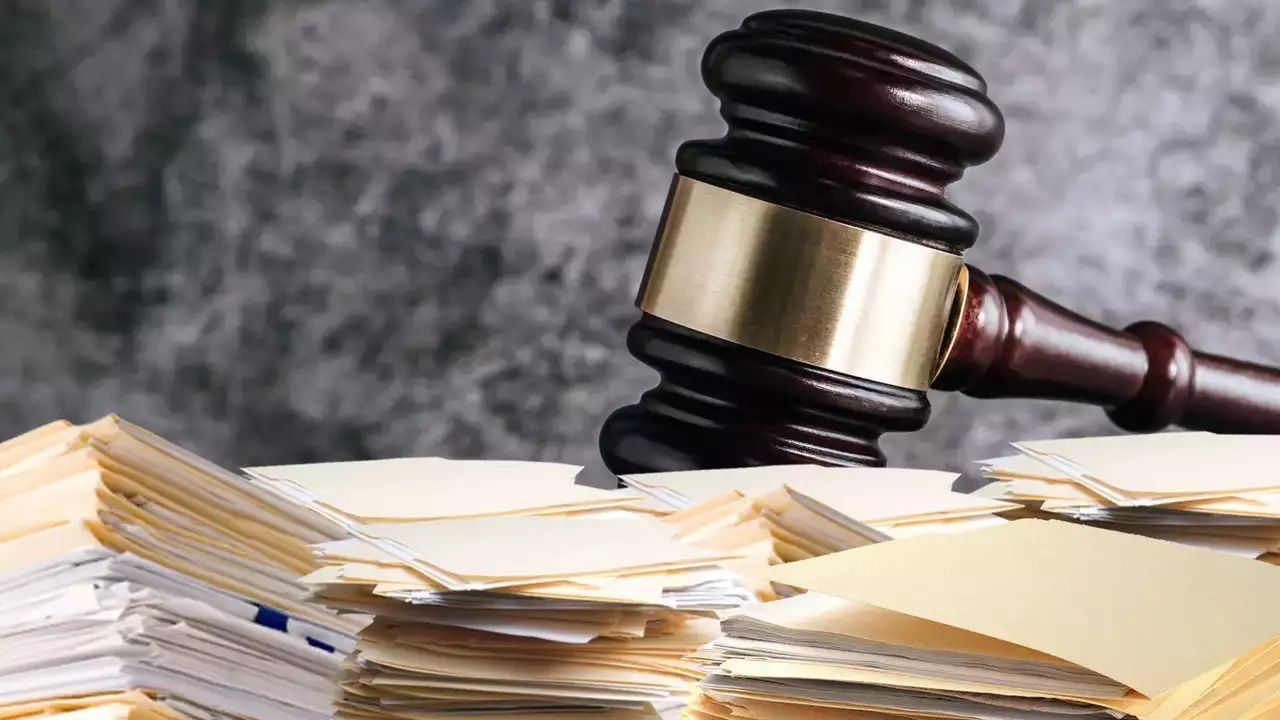 তাতেও থেমে থাকেননি দিলীপ। সোজা চলে যান ভোপালের কালেক্টরের কাছে। বাড়ির উপর দাবি জানিয়ে আবেদন করেন। কিন্তু সেখান থেকেও কপালে জোটেনি কিছুই।  