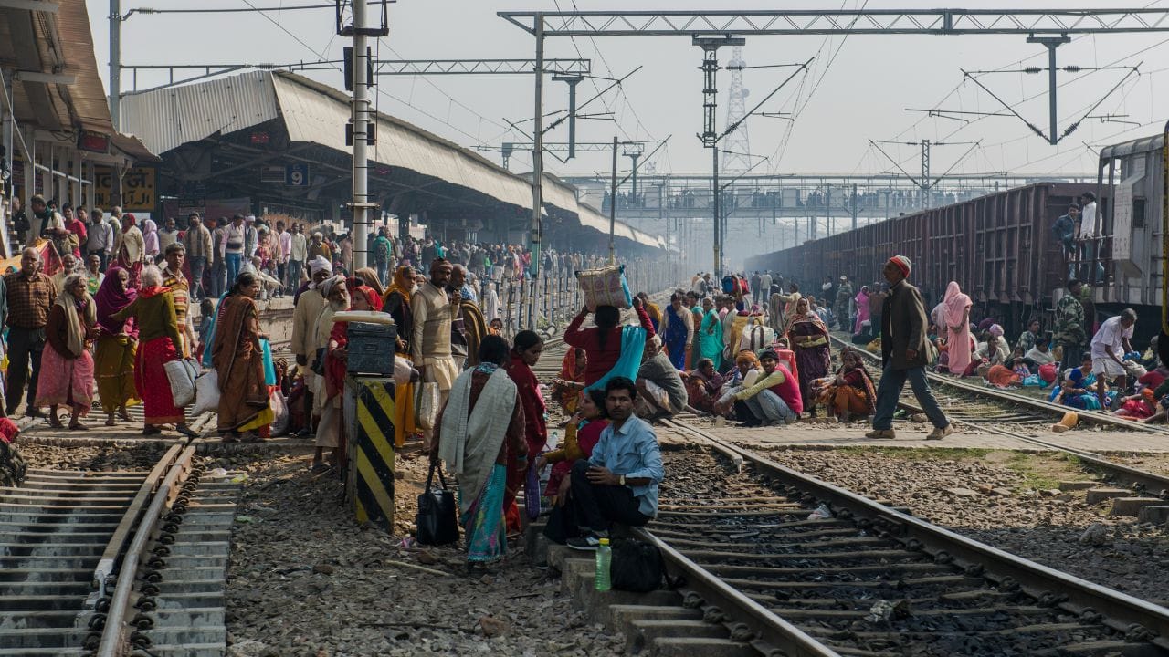 শেষ কুম্ভ মেলা। ২০১৩ সালেও কুম্ভ ঘিরে পদপিষ্ট হয়ে মৃত্যু হয় ৪৫ জন পুণ্যার্থীর। অবশ্য, সেবার মেলা প্রাঙ্গনে এমন বিপদ ঘটেনি। সেখান থেকে বেশ কয়েক কিলোমিটার দূর। এলাহাবাদ রেল স্টেশনে ফুট ব্রিজ ভেঙে যাওয়ার জেরে আতঙ্কে কুম্ভে আগত পুণ্যার্থী ছুটোছুটি শুরু করে। আর তাতে পদপিষ্ট হন প্রায় গোটা শ'য়েক মানুষ জন। 