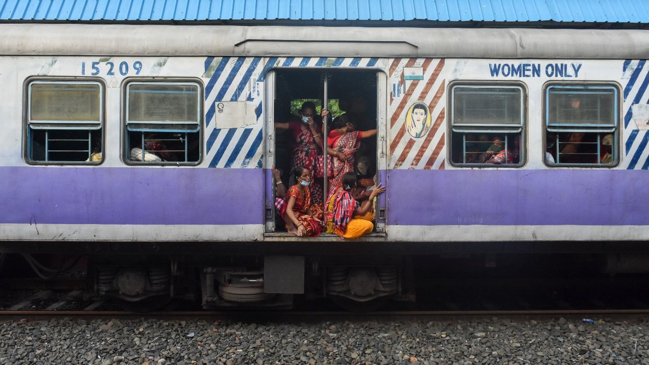 মাঝে মাঝে এমনও দেখা যায় যখন ট্রেনে প্রচন্ড ভিড় হয়। পুরুষরা শেষ মূহুর্তে জায়গা না পেয়ে অনেক সময় মহিলা কামরায় উঠে পড়ে। এটি করা উচিত নয়, এর জন্য জরিমানা হতে পারে।  (সব ছবি - Getty Images)