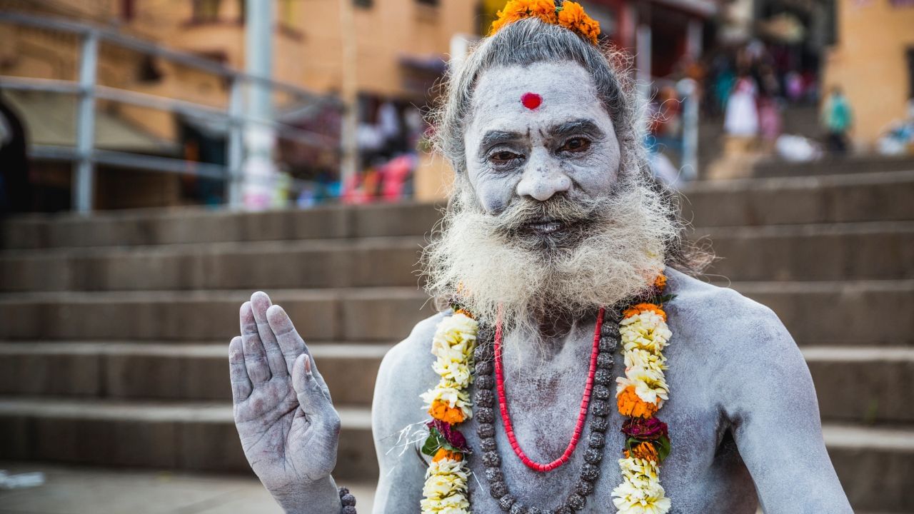 পিএসি জওয়ানদের দাবি ছিল মূলত তিনটি। বেতন বৃদ্ধি, কাজের জন্য উন্নত পরিস্থিতি এবং যথাযথ মর্যাদা ও স্বীকৃতি দেওয়া। সদা শৃঙ্খলাপরায়ন জওয়ানরা এই তিন দাবিকে সামনে রেখেই হয়ে উঠল বেপরোয়া।  যে সিপাহীরা সব সময় সামনে থেকে পরিস্থিতি সামাল দেয়, তাঁরাই বেকে বসলে কী পরিস্থিতি তৈরি হয় বুঝতেই পারছেন। 