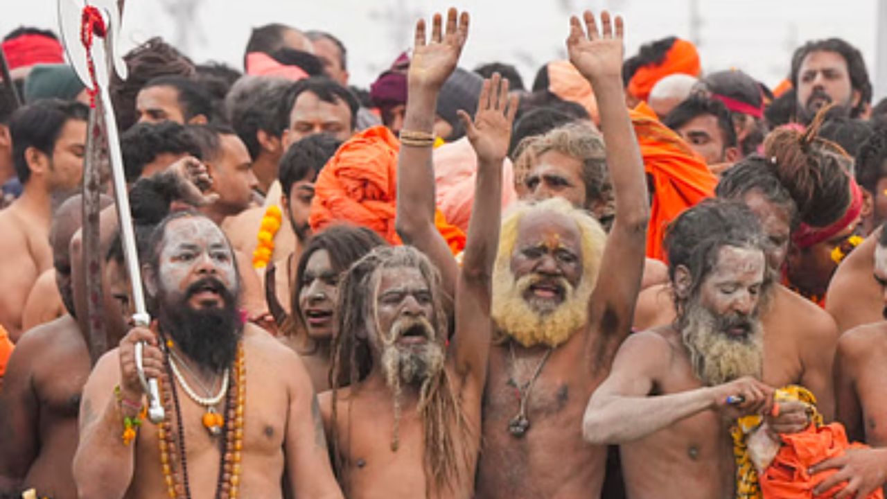 মহাপুরুষের পর নাগাদের অবধূত করা হয়। এর পদ্ধতিতে সবার আগে তাঁদের চুল কাটা হয়। এ জন্য আখড়া পরিষদের রশিদও কাটা হয়। অবধূত রূপে দীক্ষা গ্রহণকারী ব্যক্তিকে নিজের তর্পণ ও পিন্ডদান করতে হয়। এই পিন্ড দান আখড়ার পুরোহিতরাই করে থাকেন। এরপর থেকে সাধুদের জীবনে একমাত্র উদ্দেশ্য সনাতন ও বৈদিক ধর্ম রক্ষা করা।