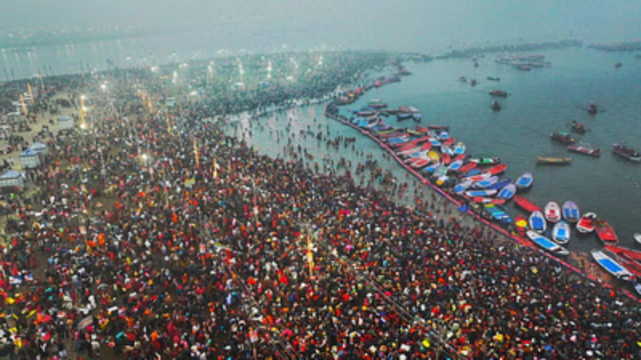 নাগা সাধুরা সাধারণত চুলও কাটে না। তাঁরা একে তপস্যা ও সাধনার একটি গুরুত্বপূর্ণ প্রতীক হিসেবে মনে করে। চুল না কাটা পার্থিব বন্ধন, আকাঙ্ক্ষা এবং বস্তুগত আরাম ত্যাগ করার প্রতীক।  (সব ছবি -PTI)