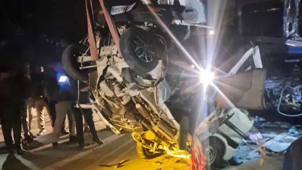 চাপ চাপ রক্ত আর দলা পাকানো দেহ রাস্তায় পড়ে, পিছন থেকে এমন ধাক্কা মারল ইনোভা যে ট্রাকের নীচে ঢুকে গেল ভ্যান! চাপ চাপ রক্ত আর দলা পাকানো দেহ রাস্তায় পড়ে, পিছন থেকে এমন ধাক্কা মারল ইনোভা যে ট্রাকের নীচে ঢুকে গেল ভ্যান!