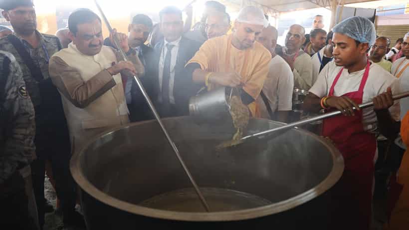 Maha Kumbh Mela 2025: নাড়লেন খুন্তি! মহাকুম্ভে গিয়ে এ কী করছেন শিল্পপতি গৌতম আদানি?
