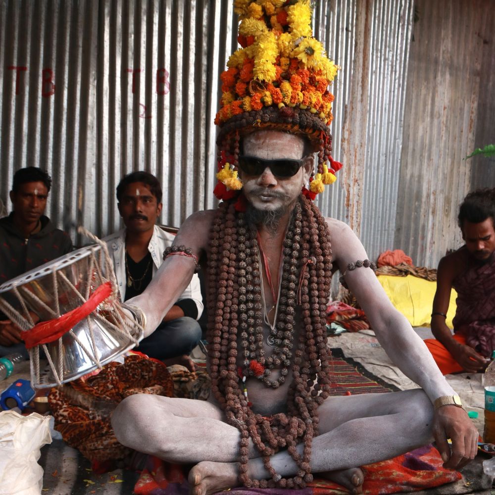  অনেকে মনে করেন নাগা সাধু এবং অঘোরি বাবা একই। বিশেষ করে তাঁদের বেশভূষা খানিকটা এক হওয়ার জন্য অনেকে নাগা সাধু ও অঘোরিদের মধ্যে তফাৎ বুঝতে পারেন না। (Photos Credit: Getty Images)

