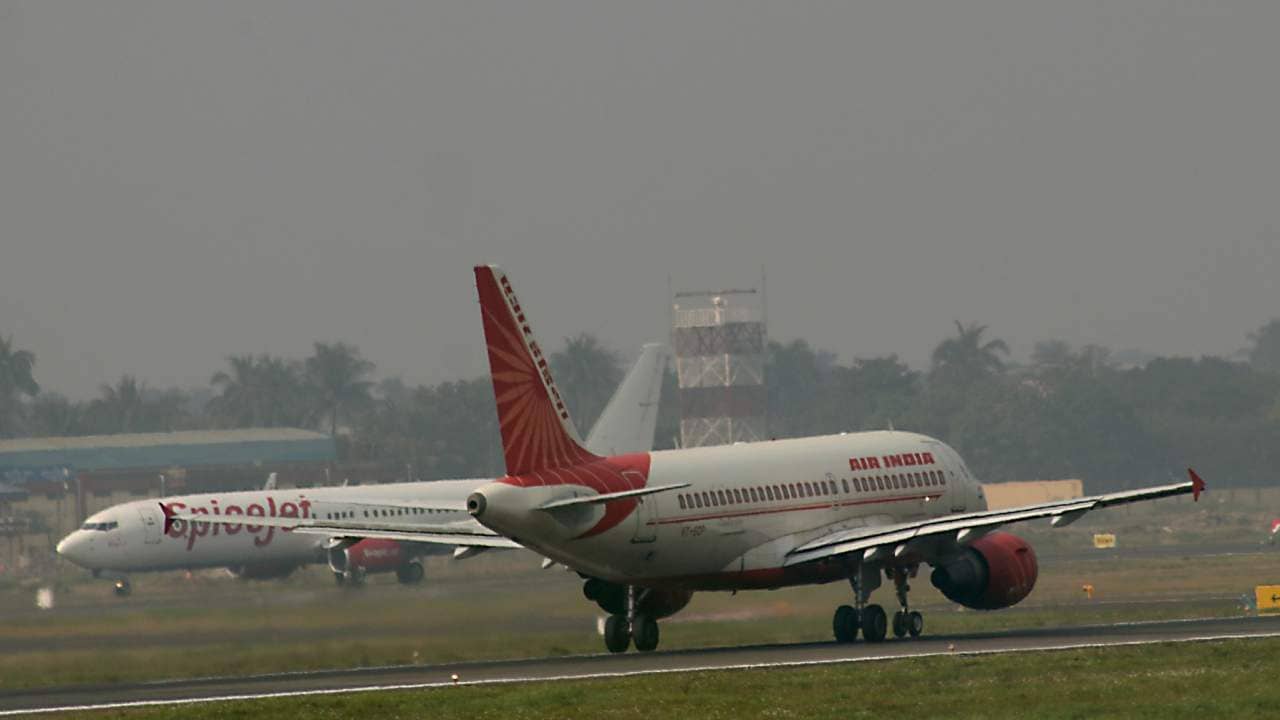 Weather Update: শীতে কোপ, ৩ ডিগ্রি পারদ চড়লেও কুয়াশা করেছে ‘অন্ধ’, চুপচাপ এয়ারপোর্টেই দাঁড়িয়ে রইল বিমান