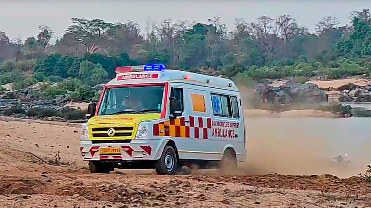 Maharashtra: মৃত ঘোষণা করেছে হাসপাতাল, এক ‘ঝাঁকুনি’-তে হেঁটে বাড়ি ফিরলেন ব্যক্তি