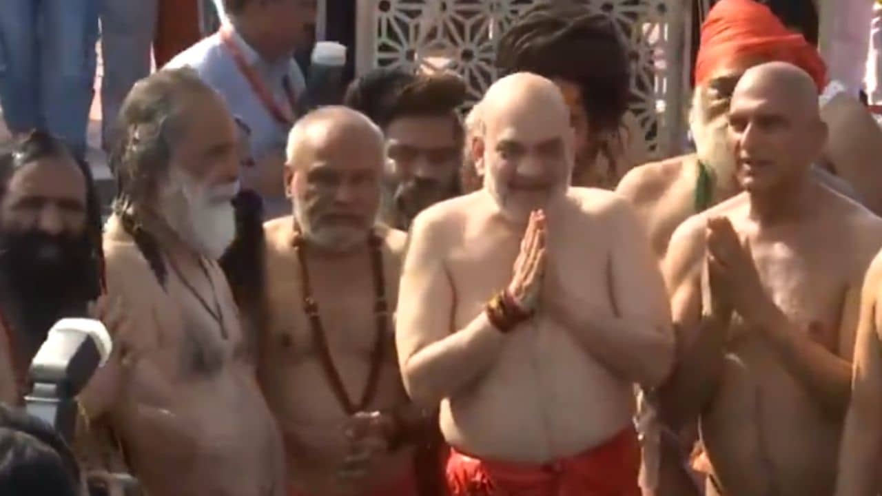 Amit Shah in Maha Kumbh: মহাকুম্ভে স্বরাষ্ট্রমন্ত্রী, সাধু-সন্তদের সঙ্গে দিলেন শাহী ডুব