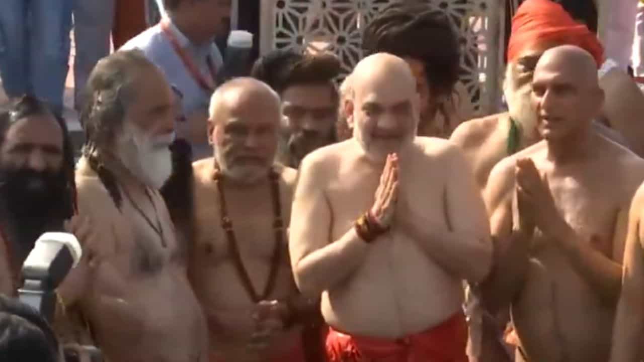 Amit Shah in Maha Kumbh: মহাকুম্ভে স্বরাষ্ট্রমন্ত্রী, সাধু-সন্তদের সঙ্গে দিলেন 'শাহী ডুব' Amit Shah in Maha Kumbh: মহাকুম্ভে স্বরাষ্ট্রমন্ত্রী, সাধু-সন্তদের সঙ্গে দিলেন 'শাহী ডুব'