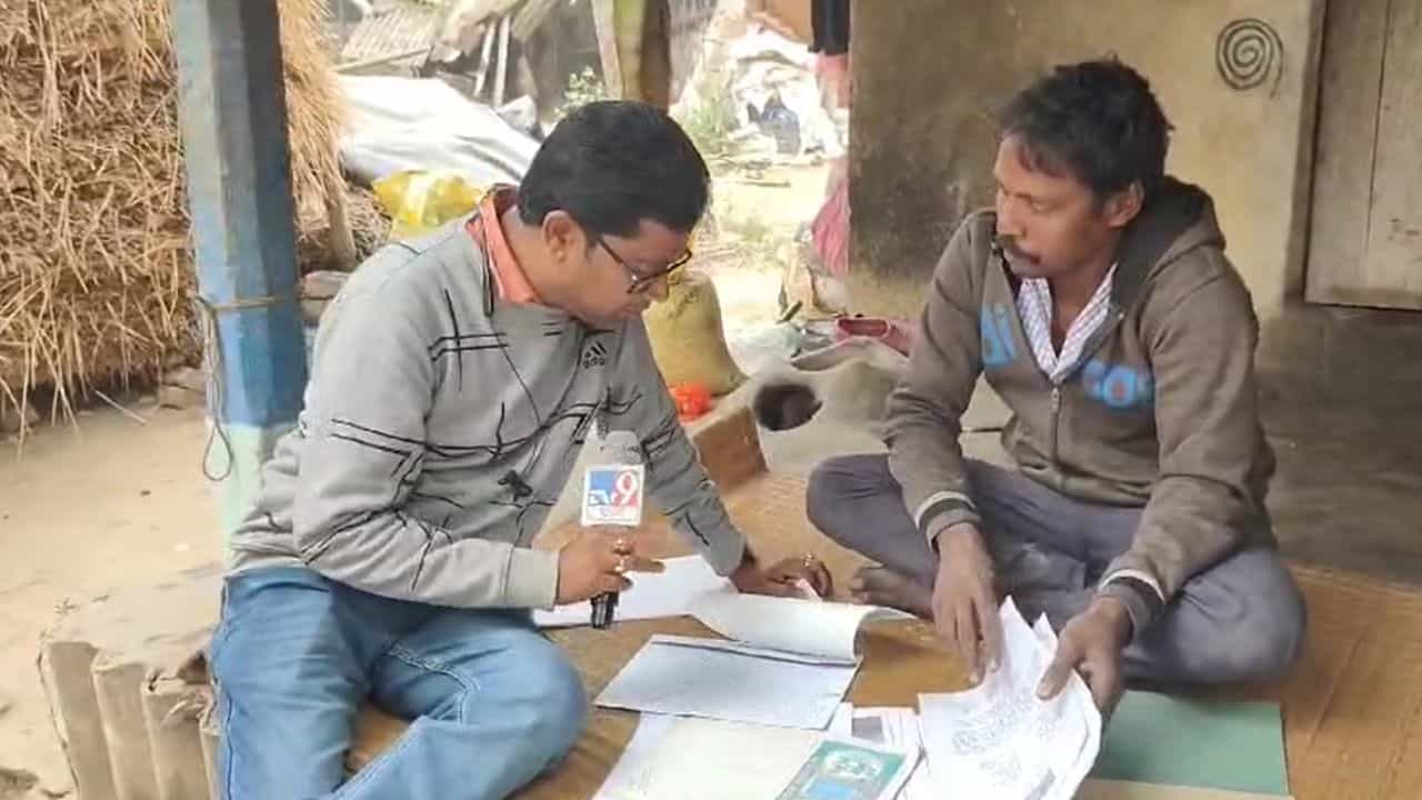 Arambag: সম্পত্তি রেকর্ডভুক্ত হয়েছে অন্যের নামে, বিপাকে কামারপুকুরের পোড়েল পরিবার Arambag: সম্পত্তি রেকর্ডভুক্ত হয়েছে অন্যের নামে, বিপাকে কামারপুকুরের পোড়েল পরিবার