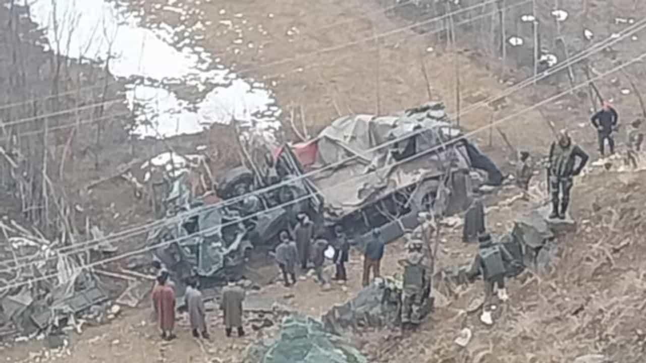 Army Truck Accident: স্টিয়ারিং ঘোরাতেই পাহাড় থেকে ছিটকে পড়ল সেনার গাড়ি, মৃত ৩ জওয়ান