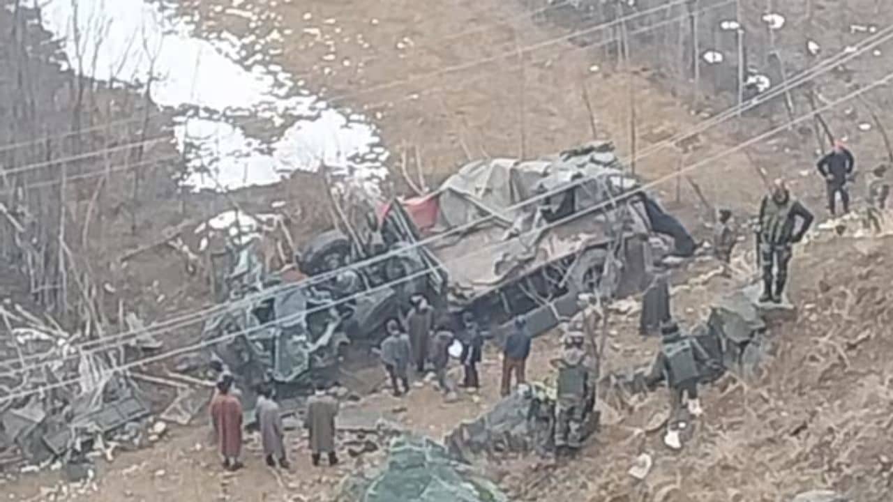 Army Truck Accident: স্টিয়ারিং ঘোরাতেই পাহাড় থেকে ছিটকে পড়ল সেনার গাড়ি, মৃত ৩ জওয়ান