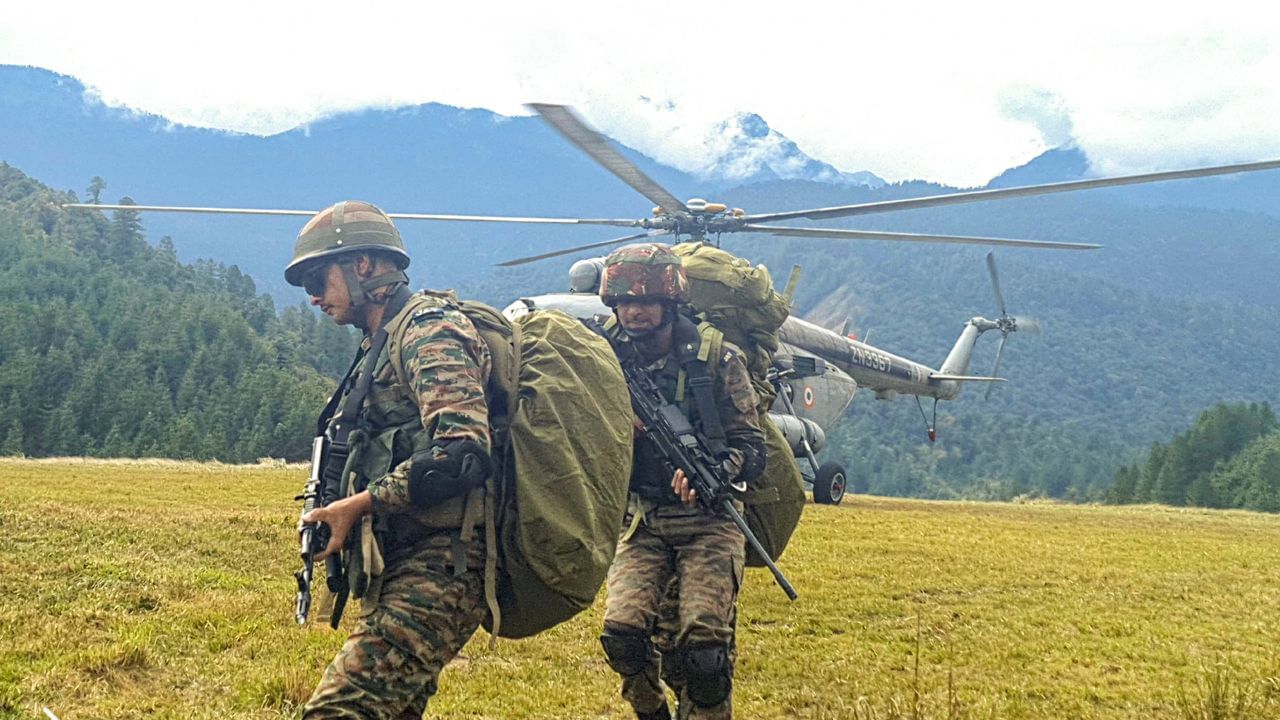 Indian Army: কেউ লাগাচ্ছে ঝাঁপ, কেউ আবার এগোচ্ছে বন্দুক হাতে! হঠাৎ এ কী করছে ভারতীয় সেনা-জওয়ানরা?