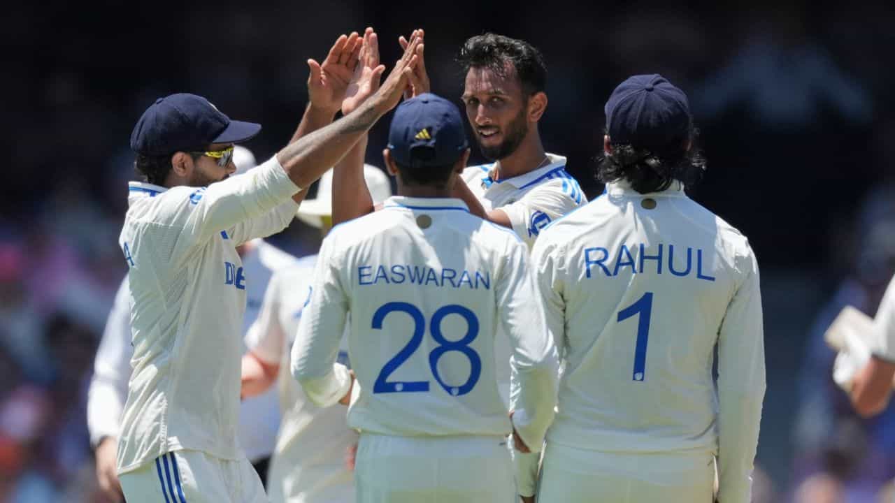 IND VS AUS: কোহলির ক্যাপ্টেন্সিতে ক্যাচ কামাল, ১৮১ রানেই অলআউট অজিরা IND VS AUS: কোহলির ক্যাপ্টেন্সিতে ক্যাচ কামাল, ১৮১ রানেই অলআউট অজিরা