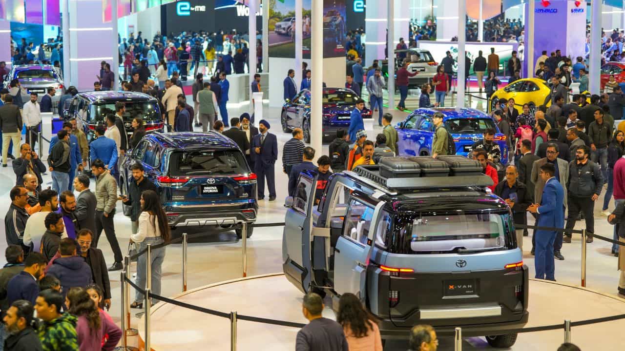 India Mobility Industry: ভারতে বাড়ছে বৈদ্যুতিন গাড়ির চাহিদা! কিনছে কারা? প্রকাশ্যে বড় রিপোর্ট India Mobility Industry: ভারতে বাড়ছে বৈদ্যুতিন গাড়ির চাহিদা! কিনছে কারা? প্রকাশ্যে বড় রিপোর্ট