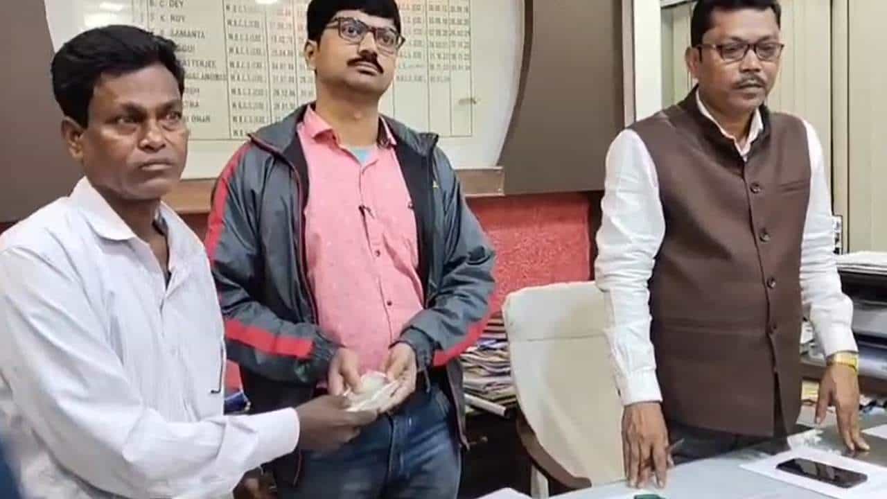 টিভি ৯ বাংলার খবরের জের, BDO অফিসে এসে আবাসের টাকা ফেরালেন TMC নেতা টিভি ৯ বাংলার খবরের জের, BDO অফিসে এসে আবাসের টাকা ফেরালেন TMC নেতা