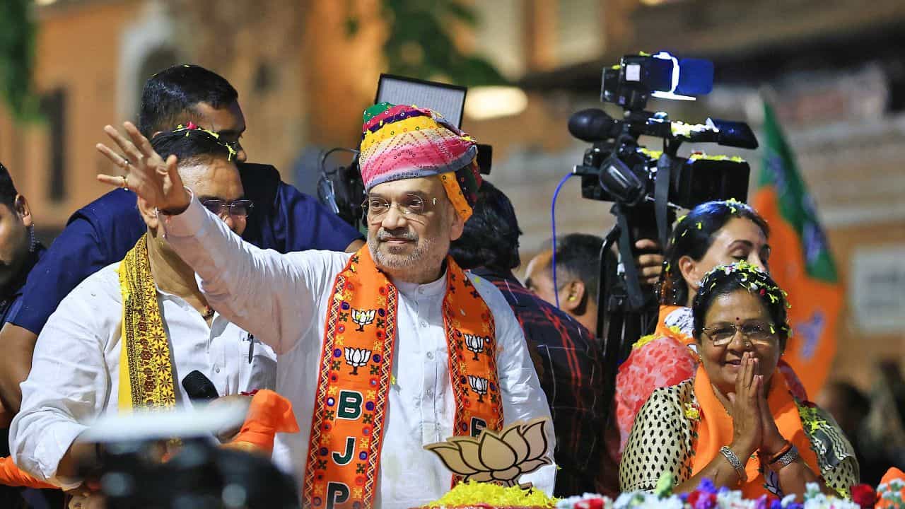 Delhi Election: ভোটে চাই 'লক্ষ্মী'ই! 'মমতার মডেলে' ভর করে মহারাষ্ট্রের কায়দায় দিল্লি দখল করতে চায় বিজেপি Delhi Election: ভোটে চাই 'লক্ষ্মী'ই! 'মমতার মডেলে' ভর করে মহারাষ্ট্রের কায়দায় দিল্লি দখল করতে চায় বিজেপি