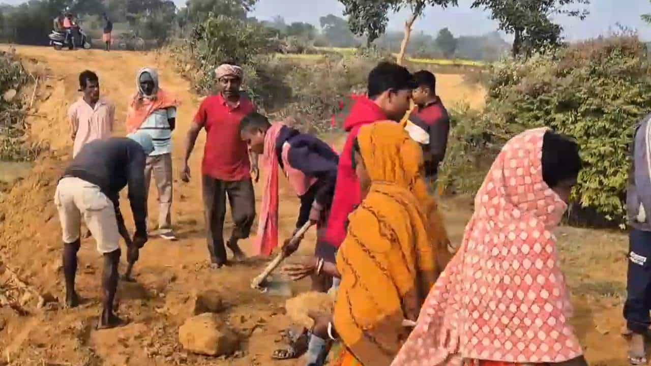 TMC-BJP: সরকার নয়, বাধ্য হয়ে নিজেদের টাকায় রাস্তা করলেন গ্রামের বাসিন্দারা! ‘দোষারাপের’ খেলায় মাতলেন নেতারা TMC-BJP: সরকার নয়, বাধ্য হয়ে নিজেদের টাকায় রাস্তা করলেন গ্রামের বাসিন্দারা! ‘দোষারাপের’ খেলায় মাতলেন নেতারা