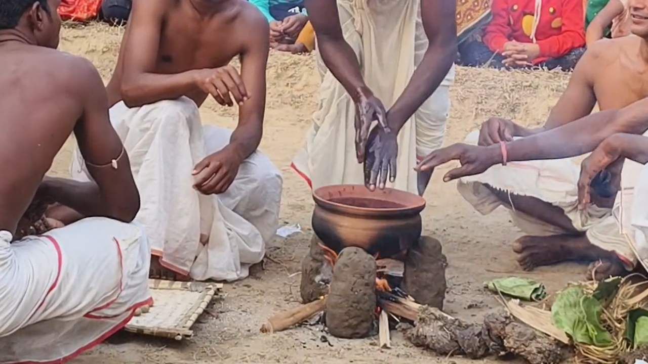 Bankura: জীবন বাজি রেখে সাতভাইকে বাঁচিয়েছিল ‘চম্পা’, বোনের স্মৃতিতে ফুটন্ত ঘিয়ে হাত ডুবিয়ে আজও সাধনা করে চলেছে ভাইয়েরা