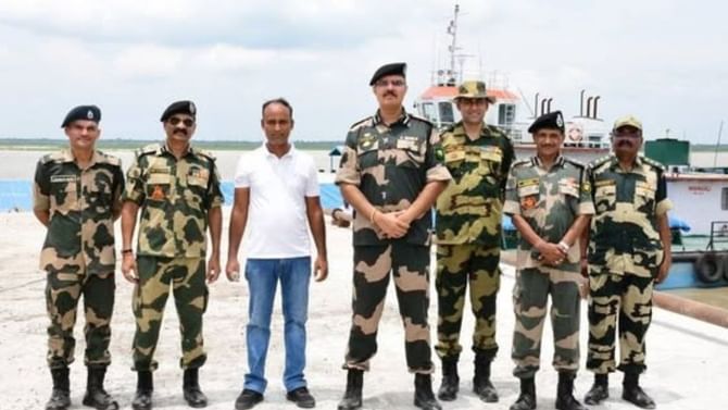 বাংলাদেশি কমান্ডারের সঙ্গে বৈঠকে BSF-এর IG, হঠাৎ কী হল?