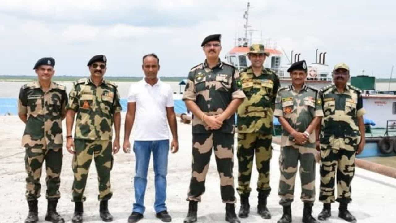 BSF-BGB: বাংলাদেশি কমান্ডারের সঙ্গে তড়িঘড়ি বৈঠকে BSF-এর IG, হঠাৎ কী হল? BSF-BGB: বাংলাদেশি কমান্ডারের সঙ্গে তড়িঘড়ি বৈঠকে BSF-এর IG, হঠাৎ কী হল?