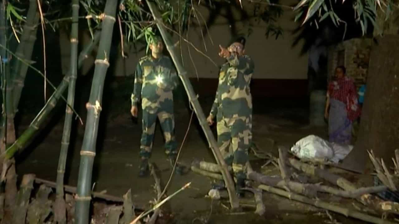 Video: নদীর জলই বানিয়ে দেয় অনুপ্রবেশের রাস্তা, ব্ল্যাক স্পটে কীভাবে পাহারা দেয় BSF দেখুন Video: নদীর জলই বানিয়ে দেয় অনুপ্রবেশের রাস্তা, ব্ল্যাক স্পটে কীভাবে পাহারা দেয় BSF দেখুন
