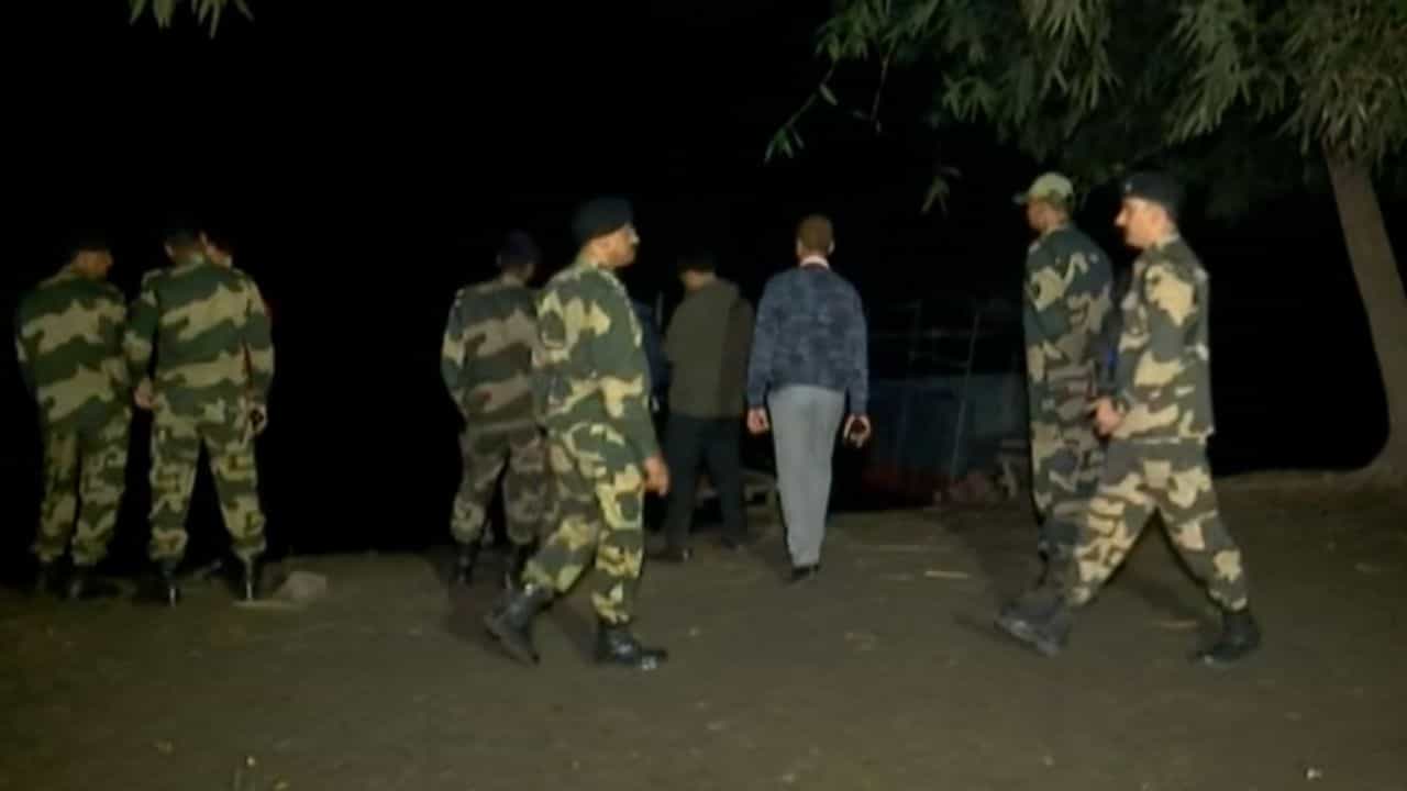 BSF on Bangladesh: বর্ডারে কি উত্তপ্ত হচ্ছে পরিস্থিতি? আহত একাধিক BSF, বন্দুক নিয়ে পাল্টা জবাব জওয়ানদেরও BSF on Bangladesh: বর্ডারে কি উত্তপ্ত হচ্ছে পরিস্থিতি? আহত একাধিক BSF, বন্দুক নিয়ে পাল্টা জবাব জওয়ানদেরও