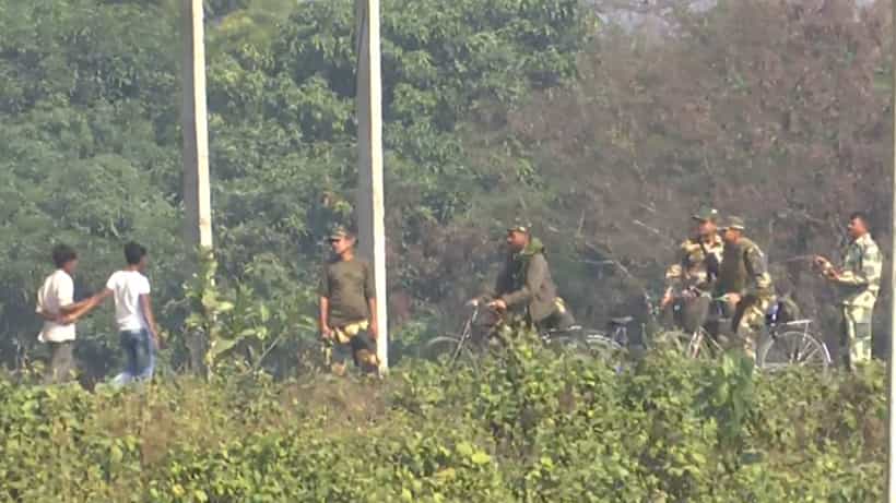 BSF: অস্ত্র নিয়ে জড়ো হচ্ছে বাংলাদেশিরা, BGB-র সঙ্গে বৈঠক BSF-র, কী হচ্ছে সীমান্তে?
