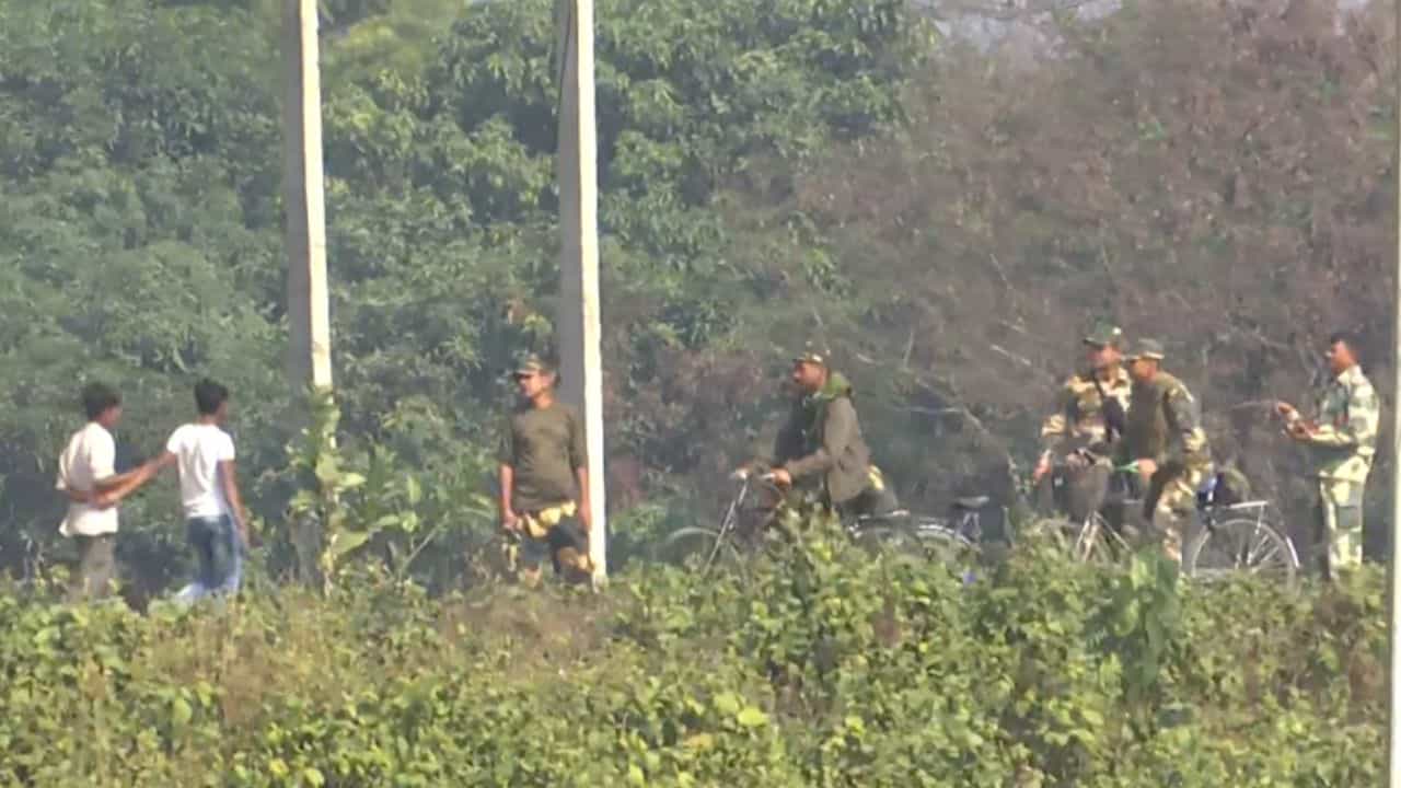 BSF: অস্ত্র নিয়ে জড়ো হচ্ছে বাংলাদেশিরা, BGB-র সঙ্গে বৈঠক BSF-র, কী হচ্ছে সীমান্তে? BSF: অস্ত্র নিয়ে জড়ো হচ্ছে বাংলাদেশিরা, BGB-র সঙ্গে বৈঠক BSF-র, কী হচ্ছে সীমান্তে?