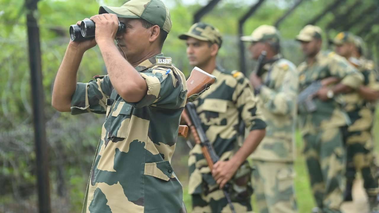 BSF: সীমান্তে অ্যাকশন মোডে BSF, ঘিরতে শুরু করল বাংলাদেশিদের...