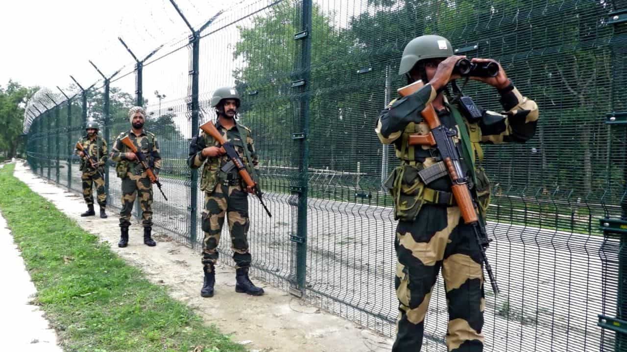 BSF জওয়ানের মাথা ফাটিয়ে দিল বাংলাদেশিরা BSF জওয়ানের মাথা ফাটিয়ে দিল বাংলাদেশিরা