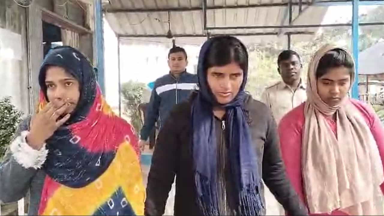 Bagda: এদেশে ঢুকে পরিচারিকার কাজও জুটিয়ে নিয়েছিলেন, কী উদ্দেশ্য ছিল ওপার বাংলা থেকে আসা এই দুই যুবতীর? Bagda: এদেশে ঢুকে পরিচারিকার কাজও জুটিয়ে নিয়েছিলেন, কী উদ্দেশ্য ছিল ওপার বাংলা থেকে আসা এই দুই যুবতীর?