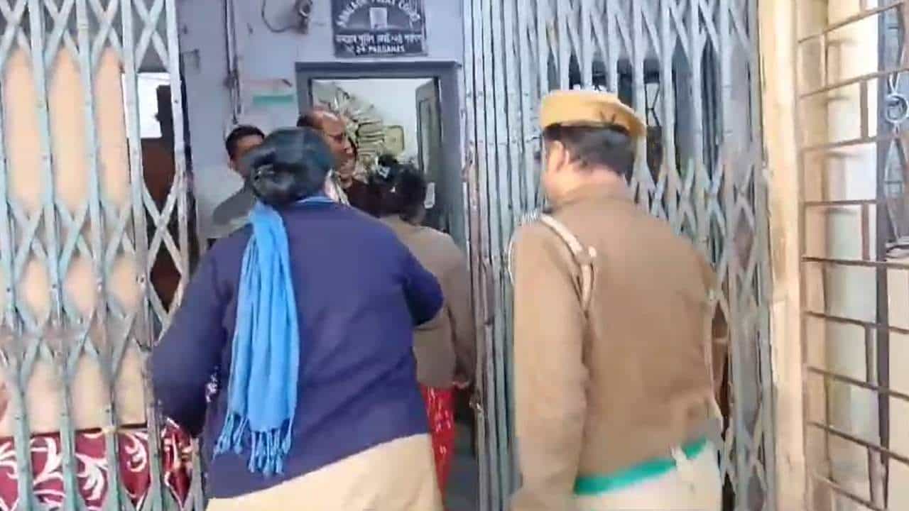 Bagda Case: মুখে পুরুষাঙ্গ, ভাসুরের বছর ষোলোর ছেলেকে দিয়ে টেপাতেন কোমর, বাগদার কাকিমাকে যেতে হল জেলে Bagda Case: মুখে পুরুষাঙ্গ, ভাসুরের বছর ষোলোর ছেলেকে দিয়ে টেপাতেন কোমর, বাগদার কাকিমাকে যেতে হল জেলে