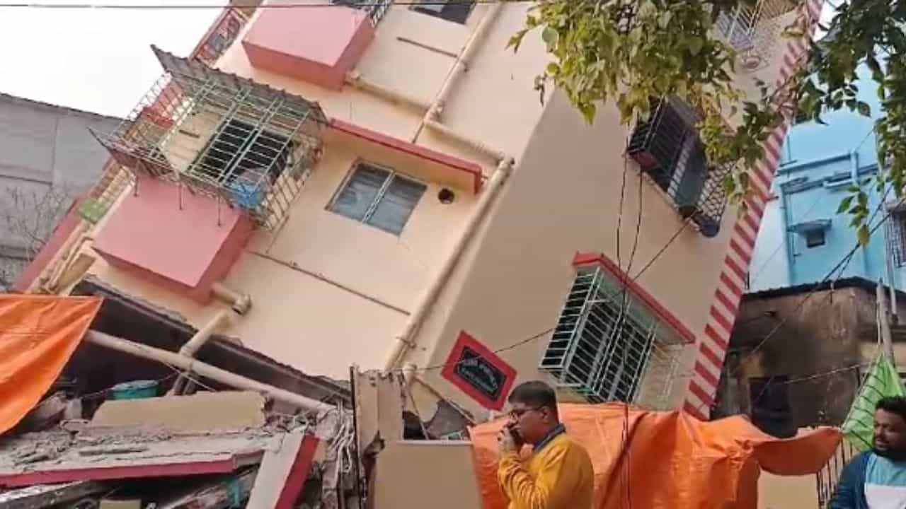 Baghajatin Flat: গা ঢাকা দিয়েও শেষ রক্ষা হল না! বকখালি থেকে গ্রেফতার বাঘাযতীনের প্রোমোটার Baghajatin Flat: গা ঢাকা দিয়েও শেষ রক্ষা হল না! বকখালি থেকে গ্রেফতার বাঘাযতীনের প্রোমোটার