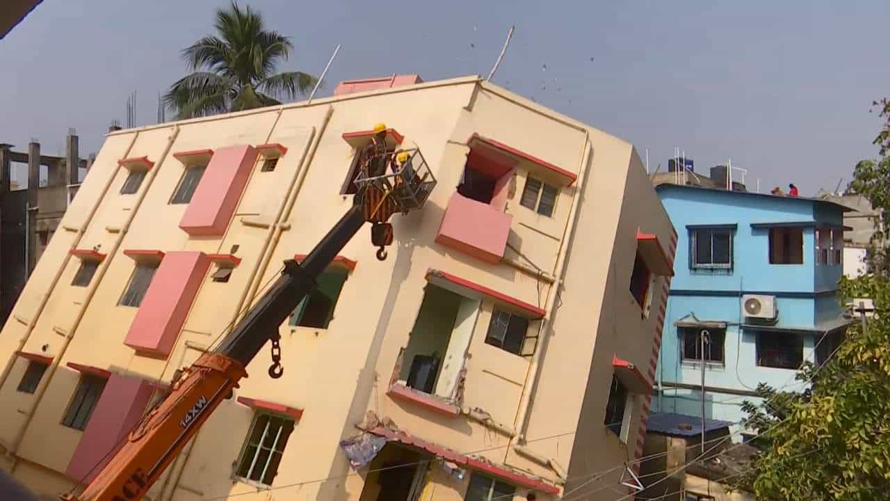 Baghajatin: ট্যাক্স তো দিতাম, তাহলে বেআইনি কী করে? বাঘাযতীন বিপর্যয়ের পর প্রশ্ন তুলছেন ফ্ল্যাটের বাসিন্দারা Baghajatin: ট্যাক্স তো দিতাম, তাহলে বেআইনি কী করে? বাঘাযতীন বিপর্যয়ের পর প্রশ্ন তুলছেন ফ্ল্যাটের বাসিন্দারা
