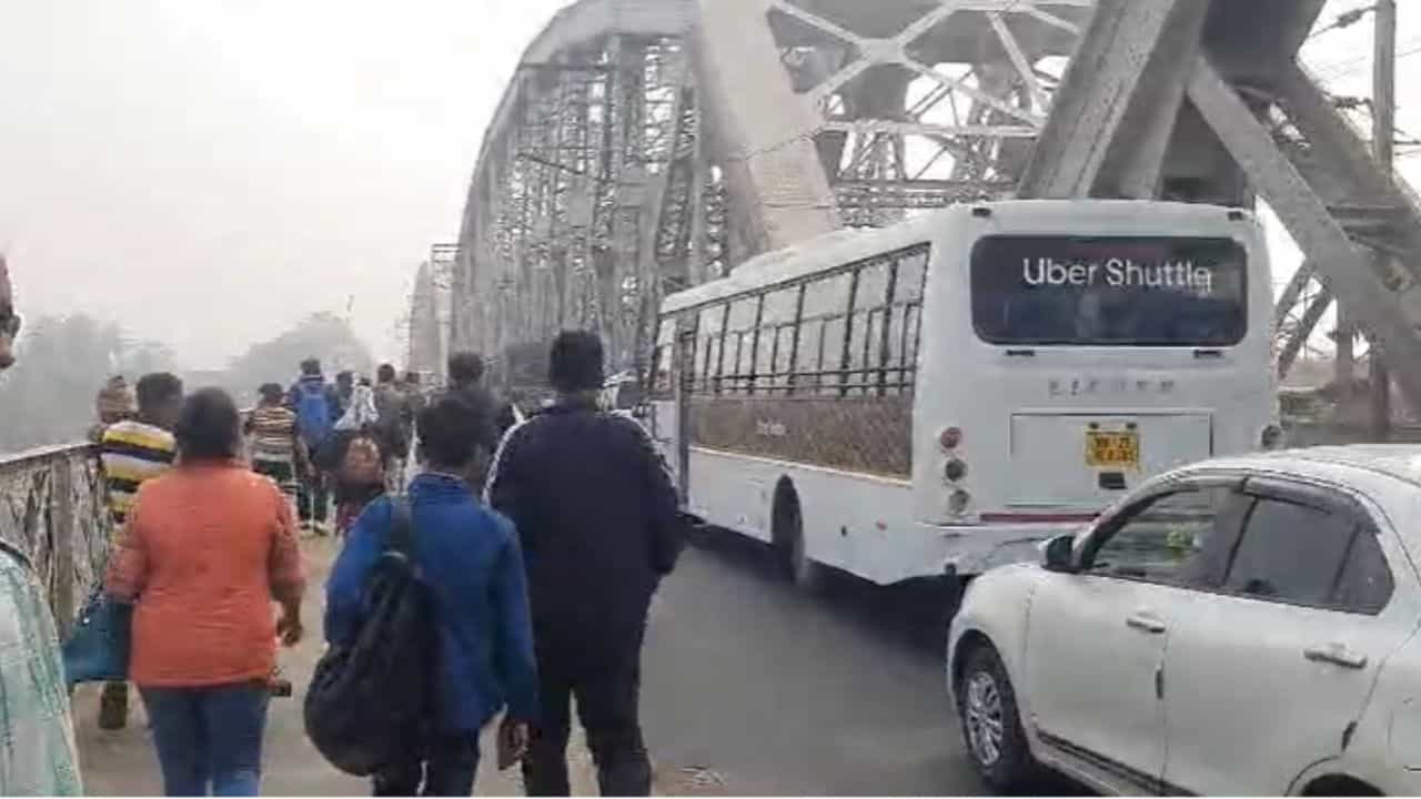 Bally Bridge: স্তব্ধ বালি ব্রিজ, লাইন দিয়ে দাঁড়িয়ে গাড়ি, হেঁটেই ব্রিজ পেরচ্ছেন যাত্রীরা Bally Bridge: স্তব্ধ বালি ব্রিজ, লাইন দিয়ে দাঁড়িয়ে গাড়ি, হেঁটেই ব্রিজ পেরচ্ছেন যাত্রীরা