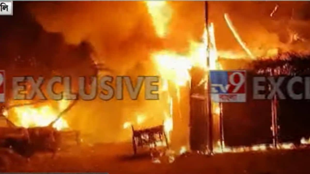 Bally Fire: বিধ্বংসী আগুন বালিতে, দাউদাউ করে জ্বলল ঝুপড়ি, ঝলসে গেল বাসও!