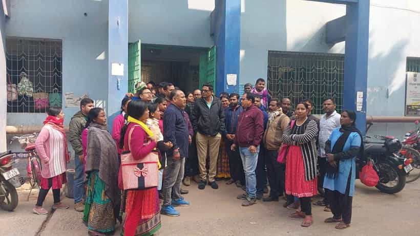 Balurghat: এক বছরে আড়াই কোটির বেতন বাকি, লাগাতার দাবি করেও সুরাহা না হওয়াতে চরম সিদ্ধান্ত