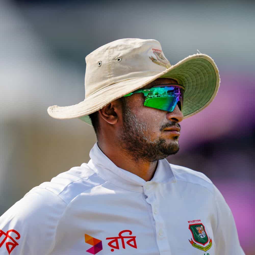 সাকিব আল হাসান এখন প্রবল চাপে। আর তেমনটা হওয়াই স্বাভাবিক। দ্বিতীয় বার বোলিং পরীক্ষার রিপোর্ট বেরিয়েছে। তাঁর বোলিং অ্যাকশনে নিষেধাজ্ঞা উঠল না। (ছবি-পিটিআই)