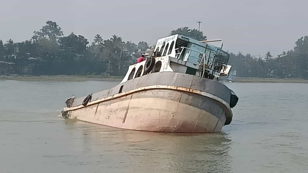 Bangladeshi Ship: হঠাৎ ঢুকল জল, বাঁশবেড়িয়ার কাছে মাঝ গঙ্গায় ডুবল বাংলাদেশি জাহাজ, সাহায্যের জন্য হাত পাততে হল সেই ভারতের কাছেই Bangladeshi Ship: হঠাৎ ঢুকল জল, বাঁশবেড়িয়ার কাছে মাঝ গঙ্গায় ডুবল বাংলাদেশি জাহাজ, সাহায্যের জন্য হাত পাততে হল সেই ভারতের কাছেই
