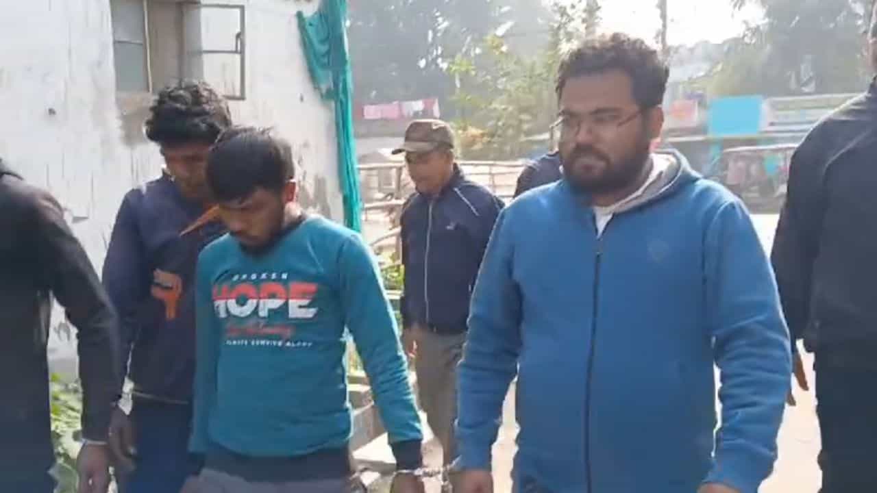 Bangladeshi arrested: ৩ বছর ধরে কালনায় বাস, ঘুণাক্ষরেও কেউ টের পাননি, পুলিশের এক 'চালেই' ধরা পড়ল সব Bangladeshi arrested: ৩ বছর ধরে কালনায় বাস, ঘুণাক্ষরেও কেউ টের পাননি, পুলিশের এক 'চালেই' ধরা পড়ল সব