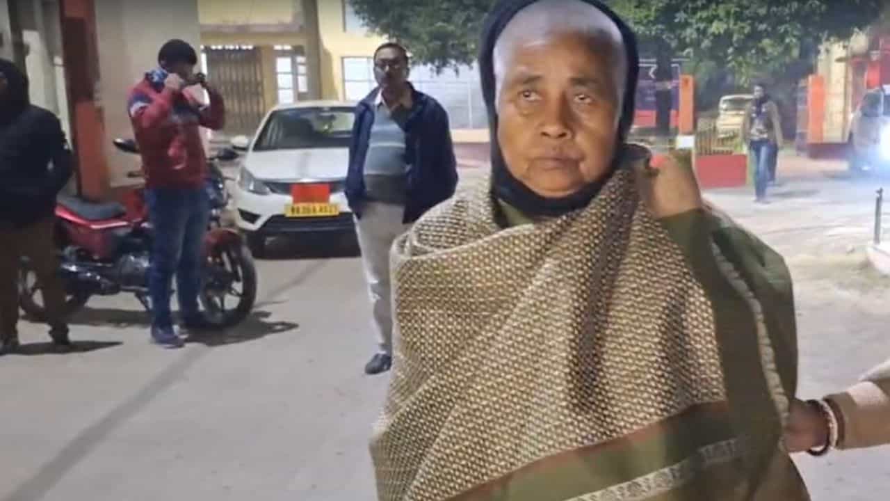 Bangladesh: অগ্নিগর্ভ বাংলাদেশ থেকে পালিয়ে এসেছিলেন, অশীতিপর বৃদ্ধাকে নিয়ে বড় নির্দেশ আদালতের Bangladesh: অগ্নিগর্ভ বাংলাদেশ থেকে পালিয়ে এসেছিলেন, অশীতিপর বৃদ্ধাকে নিয়ে বড় নির্দেশ আদালতের