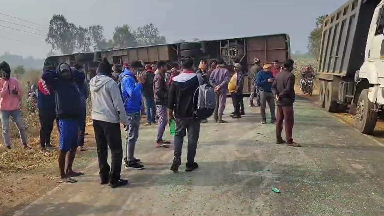 Bus Accident: মুকুটমণিপুরের রাস্তায় উল্টে গেল কলকাতার পর্যটক বোঝাই বাস, পুলিশের সঙ্গেই উদ্ধারকাজে স্থানীয়রা Bus Accident: মুকুটমণিপুরের রাস্তায় উল্টে গেল কলকাতার পর্যটক বোঝাই বাস, পুলিশের সঙ্গেই উদ্ধারকাজে স্থানীয়রা